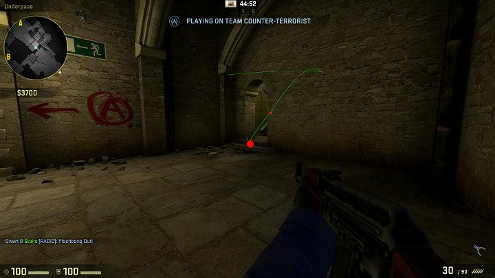 Granat wpadnie do pomieszczenia i oślepi wszystkich Graczy patrzących od strony środka TT - Cobblestone | Mapy Turniejowe | CS GO - CS GO - poradnik do gry