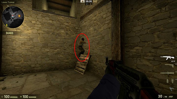 Poproś sojusznika aby wskoczył na drewnianą paletę i ukucnął, abyś miał możliwość wskoczenia na jego barki - Cobblestone | Mapy Turniejowe | CS GO - CS GO - poradnik do gry
