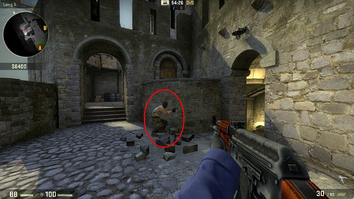 Poproś sojusznika, aby ukucnął mniej więcej w tym miejscu po czym wskocz na jego barki i przejdź na balkonik - Cobblestone | Mapy Turniejowe | CS GO - CS GO - poradnik do gry