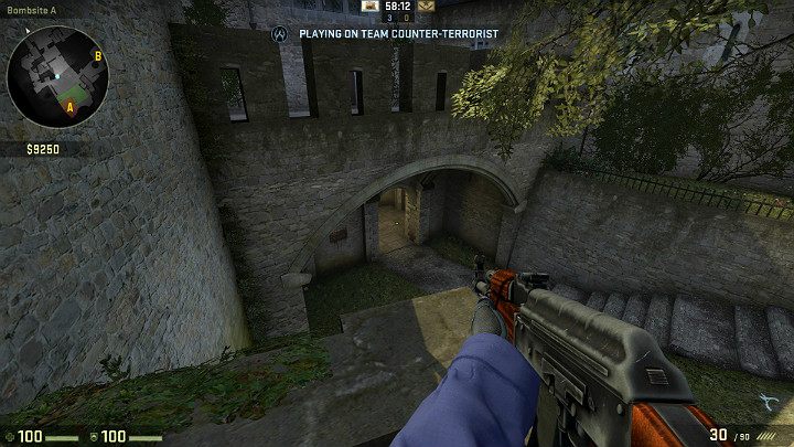 Masz teraz dogodną pozycję strzelecką z widokiem na przejście prowadzące do środka mapy - Cobblestone | Mapy Turniejowe | CS GO - CS GO - poradnik do gry