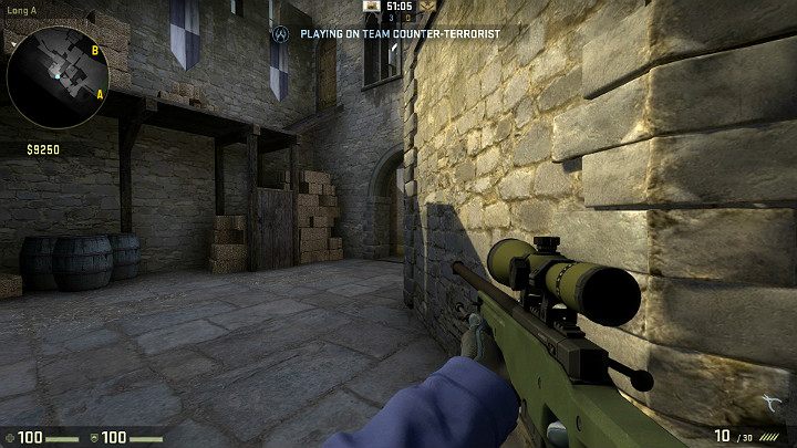 Kolejnym dobrym miejscem na zdobycie otwierającego rundę fraga jest zajęcie pozycji zaraz przy wejściu do tunelu prowadzącego w stronę środka mapy Terrorystów - Cobblestone | Mapy Turniejowe | CS GO - CS GO - poradnik do gry