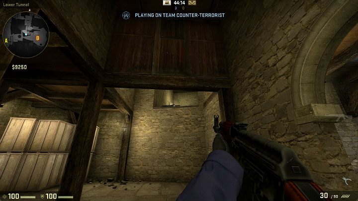 Widok na górny korytarz skąd mogą zeskakiwać Terroryści starający się płynnie przejść z punktu B do punktu A lub zaatakować punkt B od drugiej strony - Cobblestone | Mapy Turniejowe | CS GO - CS GO - poradnik do gry