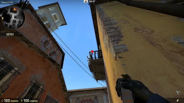 Ustaw się przy rogu budynku i wyceluj w zaznaczony punkt (barierka balkonowa, zaraz nad pierwszym żebrem) - Inferno | Mapy turniejowe | CS GO - CS GO - poradnik do gry