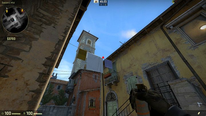 Ustaw się przy rogu budynku i wyceluj w zaznaczony na obrazku punkt po czym wykonaj rzut korzystając z LPM - Inferno | Mapy turniejowe | CS GO - CS GO - poradnik do gry
