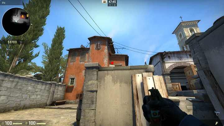 Ustaw się w obniżeniu terenu, zaraz za murkiem i wyceluj w punkt znajdujący się nad drzwiami balkonowymi po czym wykonaj rzut przy pomocy LPM - Inferno | Mapy turniejowe | CS GO - CS GO - poradnik do gry