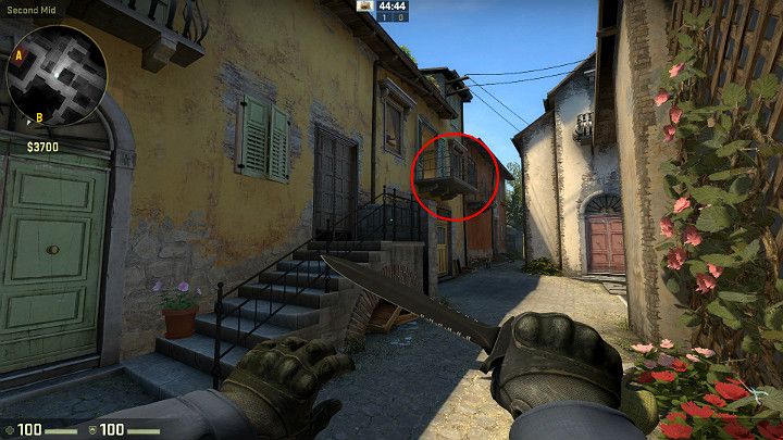 Możesz wskoczyć na oznaczony balkon przy użyciu barierki od schodów - Inferno | Mapy turniejowe | CS GO - CS GO - poradnik do gry