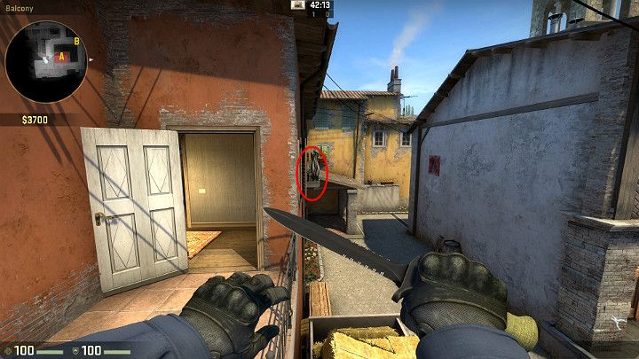 Możesz także wskoczyć na oznaczony balkonik z którego masz możliwość przejścia na widoczny w oddali dach - Inferno | Mapy turniejowe | CS GO - CS GO - poradnik do gry