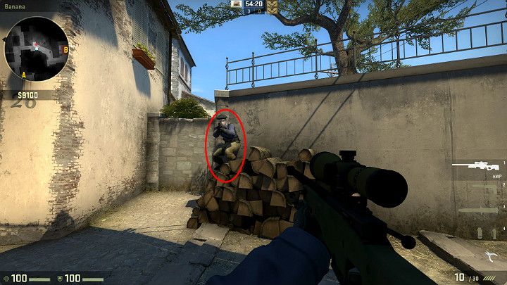 Osłaniając przejście widoczne na powyższym obrazku możesz poprosić sojusznika o ukucnięcie na stercie drewna mniej więcej w oznaczonym miejscu, aby mieć możliwość wskoczenia na jego barki - Inferno | Mapy turniejowe | CS GO - CS GO - poradnik do gry