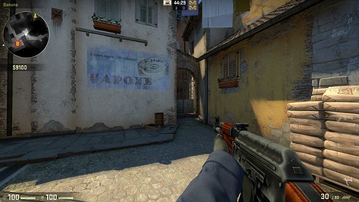 Przechodząc w stronę miejsca podłożenia bomby B przez banana (lub z drugiej strony, gdy zmierzasz w kierunku środka mapy) zwróć uwagę na zaułek znajdujący się w miejscu widocznym na obrazku - Inferno | Mapy turniejowe | CS GO - CS GO - poradnik do gry