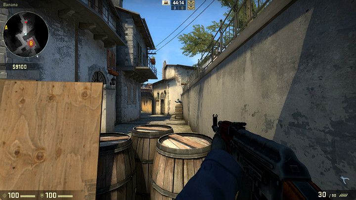 Wcześniej wspomniana pozycja za beczkami, która jest bardzo dobrze widoczna z rampy przy miejscu odrodzenia Terrorystów - Inferno | Mapy turniejowe | CS GO - CS GO - poradnik do gry