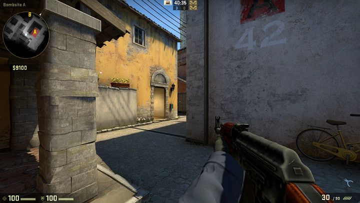 W oddali widać drzwi do mieszkania gdzie może czaić się przeciwnik - Inferno | Mapy turniejowe | CS GO - CS GO - poradnik do gry