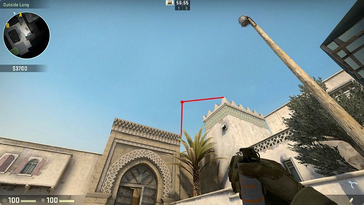 Stojąc plecami do drzwi znajdujących się na ścianie zaraz za miejscem odrodzenia Terrorystów można wykonać bardzo prosty rzut, który bardzo fajnie zasłoni widoczność Graczy czekających po drugiej stronie drzwi na długim przejściu do punktu A - Dust 2 | Mapy Turniejowe | CS GO - CS GO - poradnik do gry