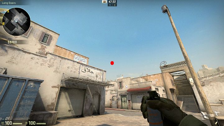 W ten sytuacji, Gracz stoi na beczce znajdującej się zaraz za wyjściem z tunelu na punkt A - Dust 2 | Mapy Turniejowe | CS GO - CS GO - poradnik do gry