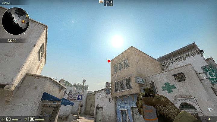 Stając na dachu samochodu, ale bardziej z prawej strony, wyceluj we wskazane na obrazku miejsce i wykonaj rzut przy pomocy LPM - Dust 2 | Mapy Turniejowe | CS GO - CS GO - poradnik do gry