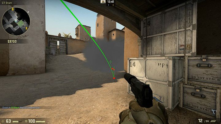 W ten sposób możesz stworzyć zasłonę dymną dla Graczy, którzy chcą bezpiecznie przedostać się na punkt podłożenia bomby B ponieważ będą mogli schować się przed wzrokiem przeciwników czyhających po drugiej stronie drzwi - Dust 2 | Mapy Turniejowe | CS GO - CS GO - poradnik do gry