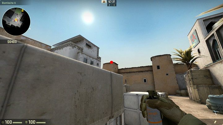 Stojąc zaraz obok skrzynki na miejscu podłożenia bomby A wyceluj w zaznaczone miejsce po czym wykonaj rzut korzystając z LPM - Dust 2 | Mapy Turniejowe | CS GO - CS GO - poradnik do gry