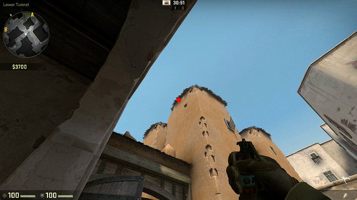 Celując w wyznaczone miejsce i rzucając przy pomocy LPM sprawisz, że przeciwnicy nie będą mieli czasu na osłonięcie się przed granatem błyskowo-hukowym - Dust 2 | Mapy Turniejowe | CS GO - CS GO - poradnik do gry