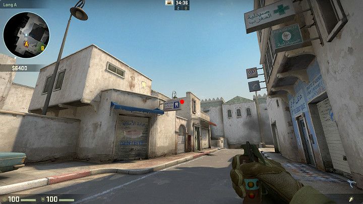 Jeżeli szturmujesz poprzez długie przejście A i chcesz osłonić się przed przeciwnikami, którzy mogą patrzeć od strony tunelu możesz wykonać następujący rzut - Dust 2 | Mapy Turniejowe | CS GO - CS GO - poradnik do gry