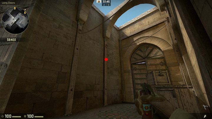 Przed wyjściem na otwartą przestrzeń długiego przejścia A wyceluj w zaznaczone miejsce i rzuć granatem przy pomocy LPM - Dust 2 | Mapy Turniejowe | CS GO - CS GO - poradnik do gry