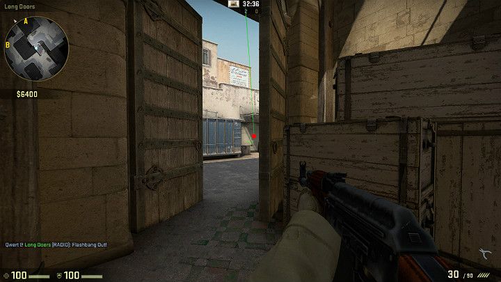 Granat odbije się od ściany i wybuchnie nad ziemią oślepiając wszystkich Graczy znajdujących się na tym obszarze - Dust 2 | Mapy Turniejowe | CS GO - CS GO - poradnik do gry