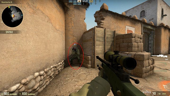 Będąc na miejscu podłożenia bomby B możesz poprosić sojusznika o ustawienie się w tym miejscu, abyś mógł wskoczyć mu na barki - Dust 2 | Mapy Turniejowe | CS GO - CS GO - poradnik do gry