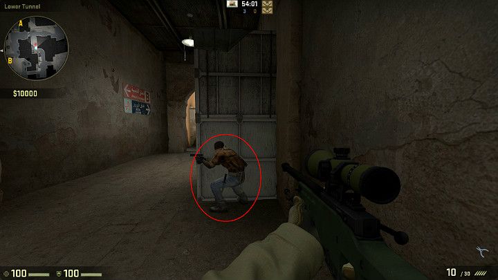 Wchodząc do niższego tunelu od strony Terrorystów możesz skorzystać z pomocy kolegi z drużyny - Dust 2 | Mapy Turniejowe | CS GO - CS GO - poradnik do gry