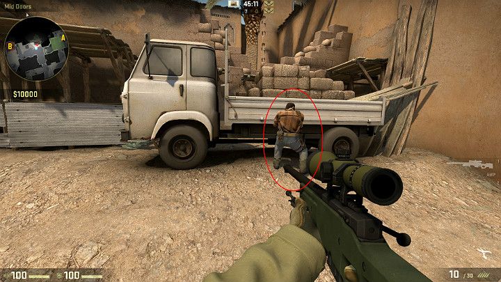 Jeżeli wiesz, że któryś z przeciwników stoi na miejscu odrodzenia Terrorystów i korzysta z AWP poproś sojusznika o kucnięcie w tym miejscu i wskocz na jego barki - Dust 2 | Mapy Turniejowe | CS GO - CS GO - poradnik do gry