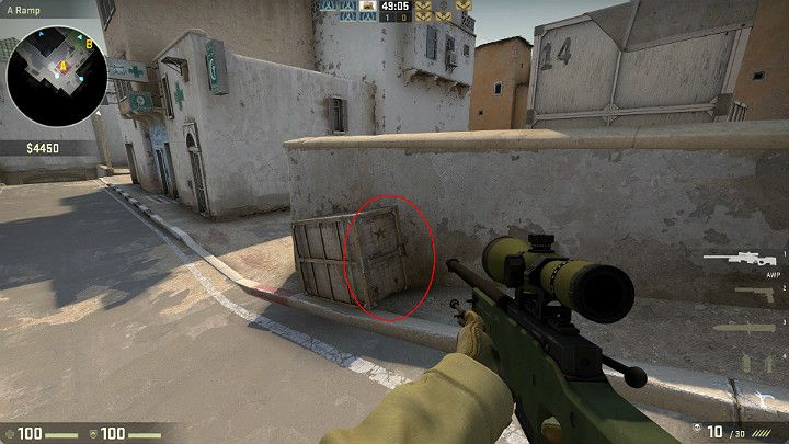 Podejdź do skrzyni od zaznaczonej strony po czym korzystając z przycisku odpowiadającemu ruchowi w prawą stronę wspinaj się na przeszkodę - Dust 2 | Mapy Turniejowe | CS GO - CS GO - poradnik do gry