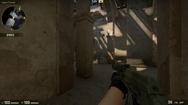 Zaczynając po stronie Terrorystów i udając się w stronę punktu podłożenia bomby B należy w pierwszej kolejności sprawdzić widoczny w oddali korytarz ponieważ może pojawić się tam agresywny obrońca od strony Antyterrorystów - Dust 2 | Mapy Turniejowe | CS GO - CS GO - poradnik do gry