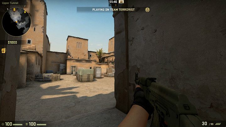 Przechodząc tunelem w głąb punktu B po wcześniejszym sprawdzeniu wszystkich możliwych miejsc warto spojrzeć w wyrwę w murze znajdującą się z prawej strony ponieważ może czaić się tam przeciwnik - Dust 2 | Mapy Turniejowe | CS GO - CS GO - poradnik do gry