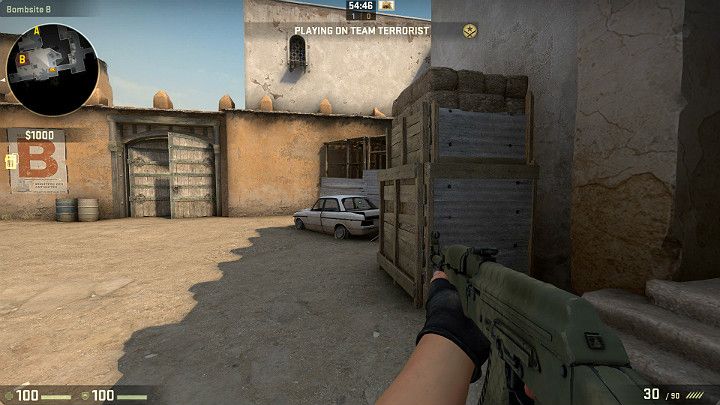 Zaraz po wyjściu z tunelu kolejnym bardzo istotnym miejscem do sprawdzenia jest przestrzeń za samochodem ponieważ może czekać tam przeciwnik - Dust 2 | Mapy Turniejowe | CS GO - CS GO - poradnik do gry