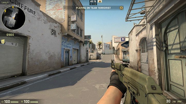 Podążając dalej w stronę punktu A musisz mieć na uwadze widoczne w oddali skrzynki i beczki ponieważ może czekać tam przeciwnik, którego czasem ciężko będzie dostrzec - Dust 2 | Mapy Turniejowe | CS GO - CS GO - poradnik do gry