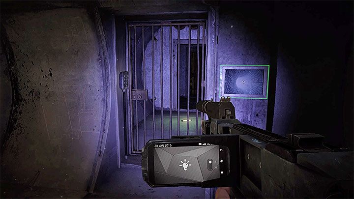 Kawałek dalej możesz znaleźć pokazaną na obrazku metalową bramkę z zamontowanym na ścianie zamkiem elektronicznym (odnajduje się ją jeszcze przed dotarciem do miejsca rozwiązania zagadki z nieaktywną windą) - Meeting with Rose | Ukryte wspomnienia | Get Even - Get Even - poradnik do gry