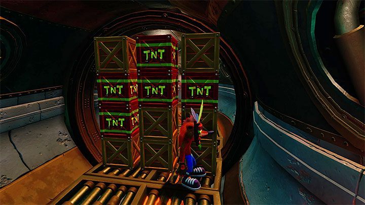 Tuż po rozpoczęciu etapu ostrożnie podejdź do znanego ci już przeciwnika z miotaczem ognia i tradycyjnie zaczekaj aż zacznie wymieniać zbiornik z paliwem - Hangin Out | Alpine Warp Room | Opis przejścia | Crash N. Sane Trilogy - Crash Bandicoot N. Sane Trilogy - poradnik do gry