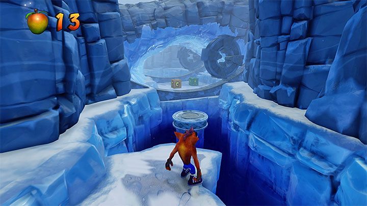 Od tego momentu musisz ponownie kierować się w stronę górnej części ekranu - Cold Hard Crash | Alpine Warp Room | Opis przejścia | Crash N. Sane Trilogy - Crash Bandicoot N. Sane Trilogy - poradnik do gry