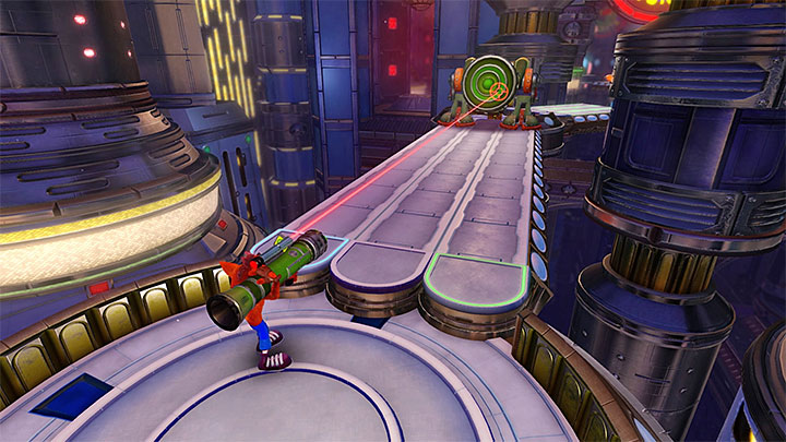 Rozpocznij eksplorację miasta, podczas której napotykanych wrogów możesz eliminować na stare sposoby (naskakiwanie na nich, ataki Spin) lub z wykorzystaniem nowo pozyskanej bazooki (musisz wtedy przystanąć i wycelować) - Gone Tomorrow | Crash Bandicoot 3 | Opis przejścia | Crash N. Sane Trilogy - Crash Bandicoot N. Sane Trilogy - poradnik do gry