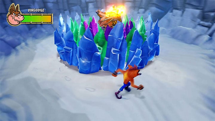 Dingodile w trakcie tego pojedynku będzie używał miotacza, przy czym zawsze rozpocznie on od przystąpienia do bombardowania okolicy - Dingodile | Crash Bandicoot 3 | Opis przejścia - Crash Bandicoot N. Sane Trilogy - poradnik do gry