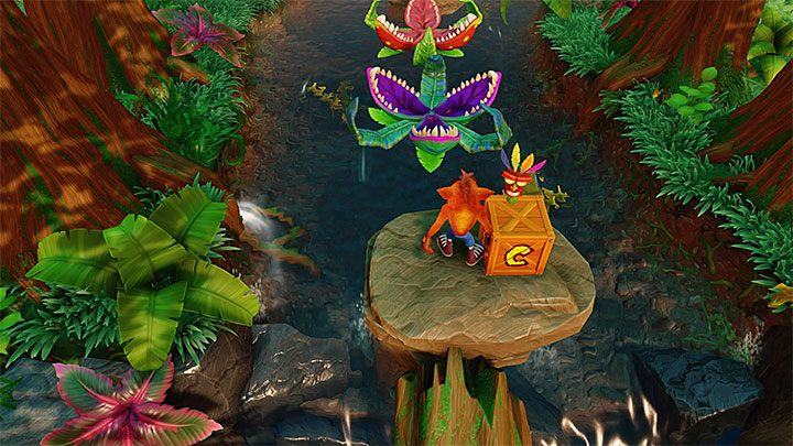 Tuż po rozpoczęciu tego etapu skieruj się dla odmiany w dół rzeki, bo będziesz mógł dzięki temu odnaleźć pierwszy spośród trzech tokenów potrzebnych do odblokowania bonusowej lokacji - Upstream | Crash Bandicoot - N. Sanity Island - Crash Bandicoot N. Sane Trilogy - poradnik do gry