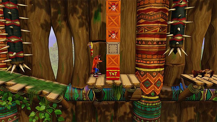 Kontynuuj podróż, w trakcie której unikaj kontaktu z kolcami oraz płomieniami - Native Fortress | Crash Bandicoot - N. Sanity Island - Crash Bandicoot N. Sane Trilogy - poradnik do gry