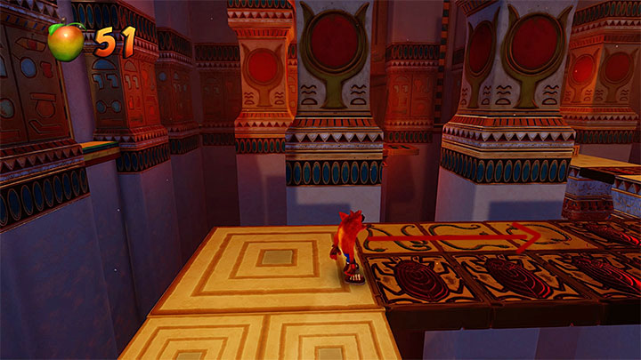 Wykonaj wślizg żeby pozbyć się pierwszej kobry i wyrusz w stronę wejścia do grobowca - Tomb Time | Crash Bandicoot 3 | Opis przejścia | Crash Bandicoot N. Sane Trilogy - Crash Bandicoot N. Sane Trilogy - poradnik do gry