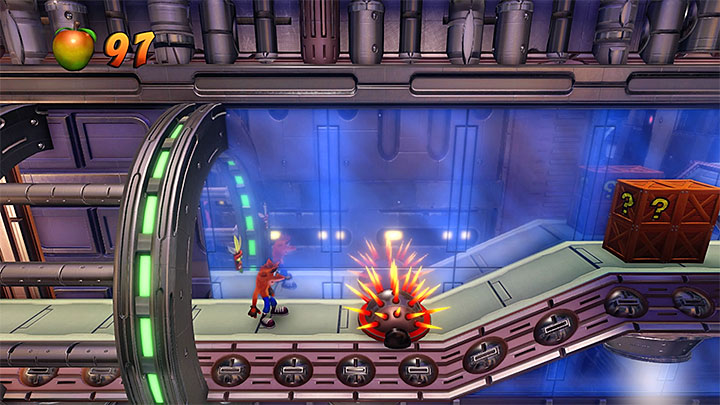 W trakcie przeprawy w kilku miejscach natrafisz na lewitujące platformy podobne do tej z obrazka 1 - Future Frenzy | Crash Bandicoot 3 | Opis przejścia | Crash N. Sane Trilogy - Crash Bandicoot N. Sane Trilogy - poradnik do gry