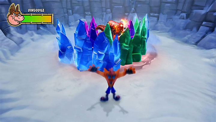 Niszczenie przez Dingodilea kryształów ma swoje zastosowanie w tej bitwie, bo prędzej czy później odblokuje ci to możliwość przebiegnięcia pomiędzy nimi i dotarcia do bossa (obrazek 1) - Pentas Revenge | Crash Bandicoot 3 | Trofea - Crash Bandicoot N. Sane Trilogy - poradnik do gry