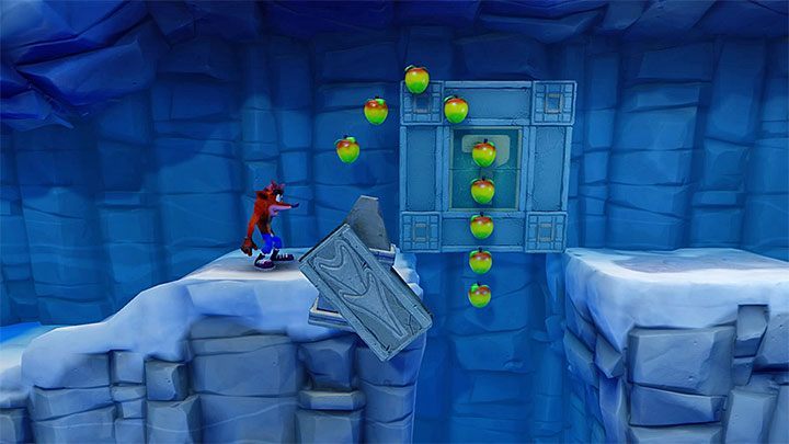 Zacznij ślizgać się po lodzie w odpowiednim momencie żeby uniknąć kolejnej pułapki - Snow Biz | Ice Warp Room | Opis przejścia | Crash Bandicoot N. Sane Trilogy - Crash Bandicoot N. Sane Trilogy - poradnik do gry