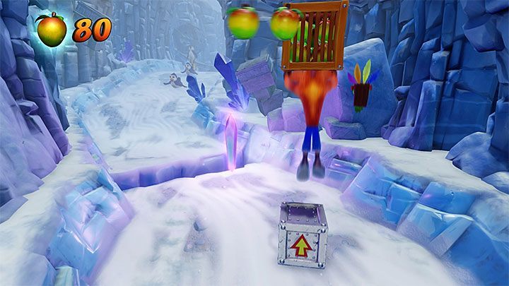 Po powrocie na główną ścieżkę rozpocznij nowy długi zjazd, w trakcie którego wyeliminuj dwie foki - Snow Biz | Ice Warp Room | Opis przejścia | Crash Bandicoot N. Sane Trilogy - Crash Bandicoot N. Sane Trilogy - poradnik do gry