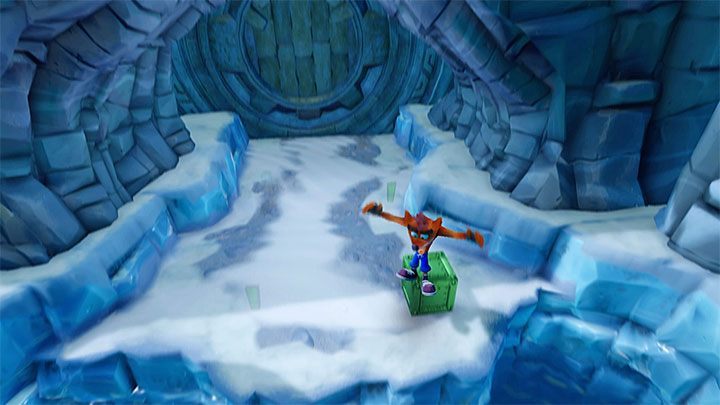 Kolejnym wymagającym miejscem będzie fragment ścieżki gdzie niedźwiadek musi wbiec na małe wzgórze - Bear It | Ice Warp Room | Opis przejścia | Crash Bandicoot N. Sane Trilogy - Crash Bandicoot N. Sane Trilogy - poradnik do gry