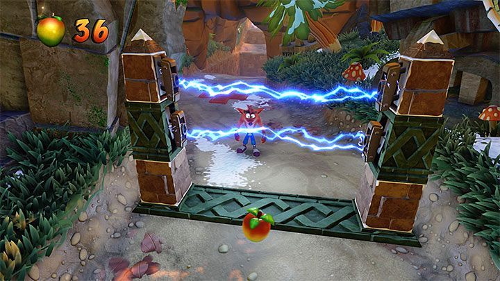 Pierwsza scena ucieczki przed głazem rozpocznie się tuż po wyjściu ze startowego tunelu - Crash Crush | Ice Warp Room | Opis przejścia | Crash Bandicoot N. Sane Trilogy - Crash Bandicoot N. Sane Trilogy - poradnik do gry