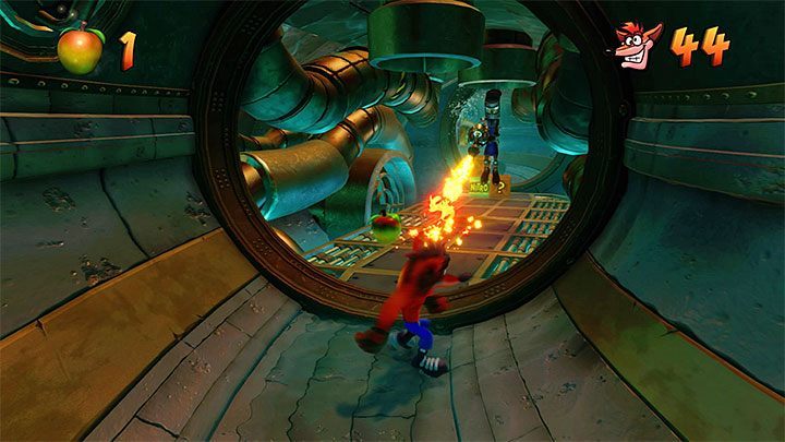 Po rozpoczęciu etapu omiń skrzynkę z nitrogliceryną oraz pierwsze roboty - Sewer or Later | Sewer Warp Room | Opis przejścia | Crash N. Sane Trilogy - Crash Bandicoot N. Sane Trilogy - poradnik do gry