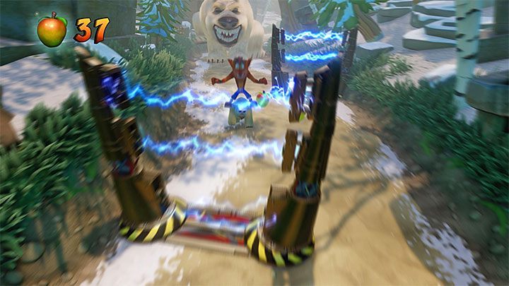 Wkrótce dotrzesz do checkpointu i rozpocznie się trzecia scena ucieczki przed niedźwiedziem - Un-Bearable | Sewer Warp Room | Opis przejścia | Crash Bandicoot N. Sane Trilogy - Crash Bandicoot N. Sane Trilogy - poradnik do gry