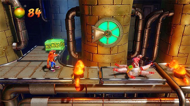 Po drodze miniesz dwa nowe tłoki i wykonaj w tym miejscu daleki skok, najlepiej po tym jak lewy tłok wysunie się maksymalnie w górę - Priston It Away | High-Tech Warp Room | Opis przejścia - Crash Bandicoot N. Sane Trilogy - poradnik do gry