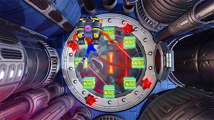 Tuż po rozpoczęciu lotu uniknij znanych ci z poprzedniego etapu pulsujących czerwonych obiektów (przelatując przez samek środek lub pozostając na obrzeżach dużego tunelu) - Pack Attack | Hight-Tech Warp Room | Opis przejścia - Crash Bandicoot N. Sane Trilogy - poradnik do gry